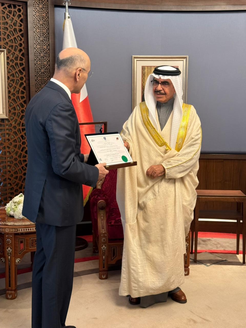 البحرين في قلب أرز لبنان... وهديّة مميّزة من الحجّار