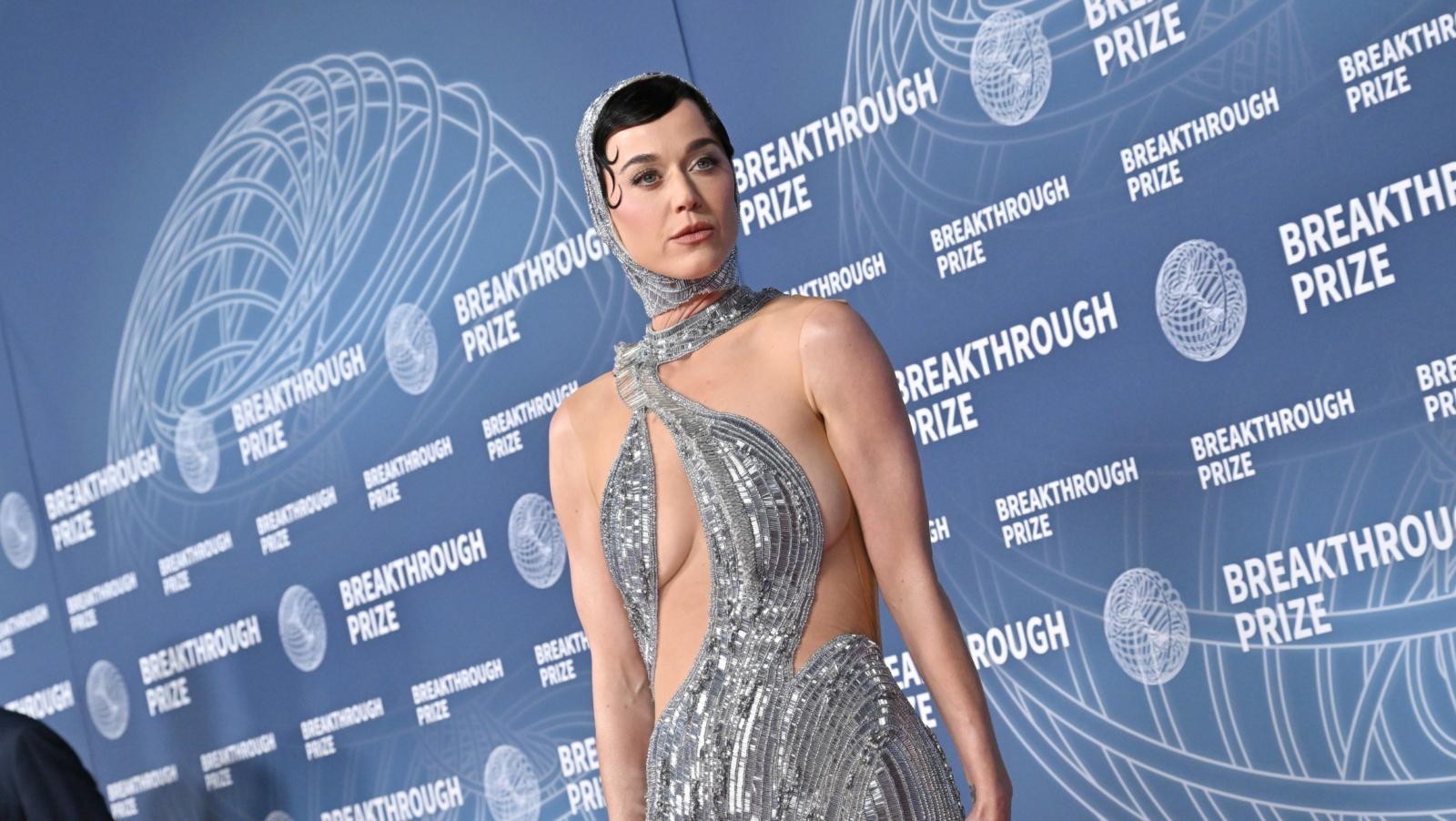 Katy Perry set to roar into space on all-woman flight