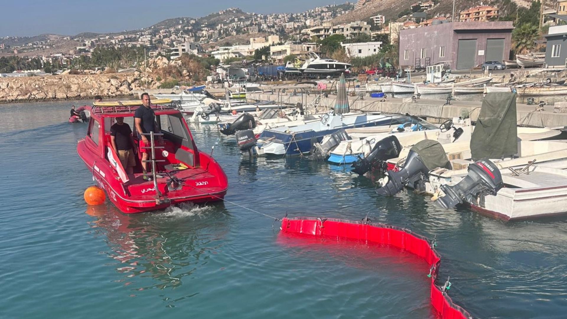 بالصور: الدفاع المدني يعالج بقعة تلوّث على شاطئ الجيّة