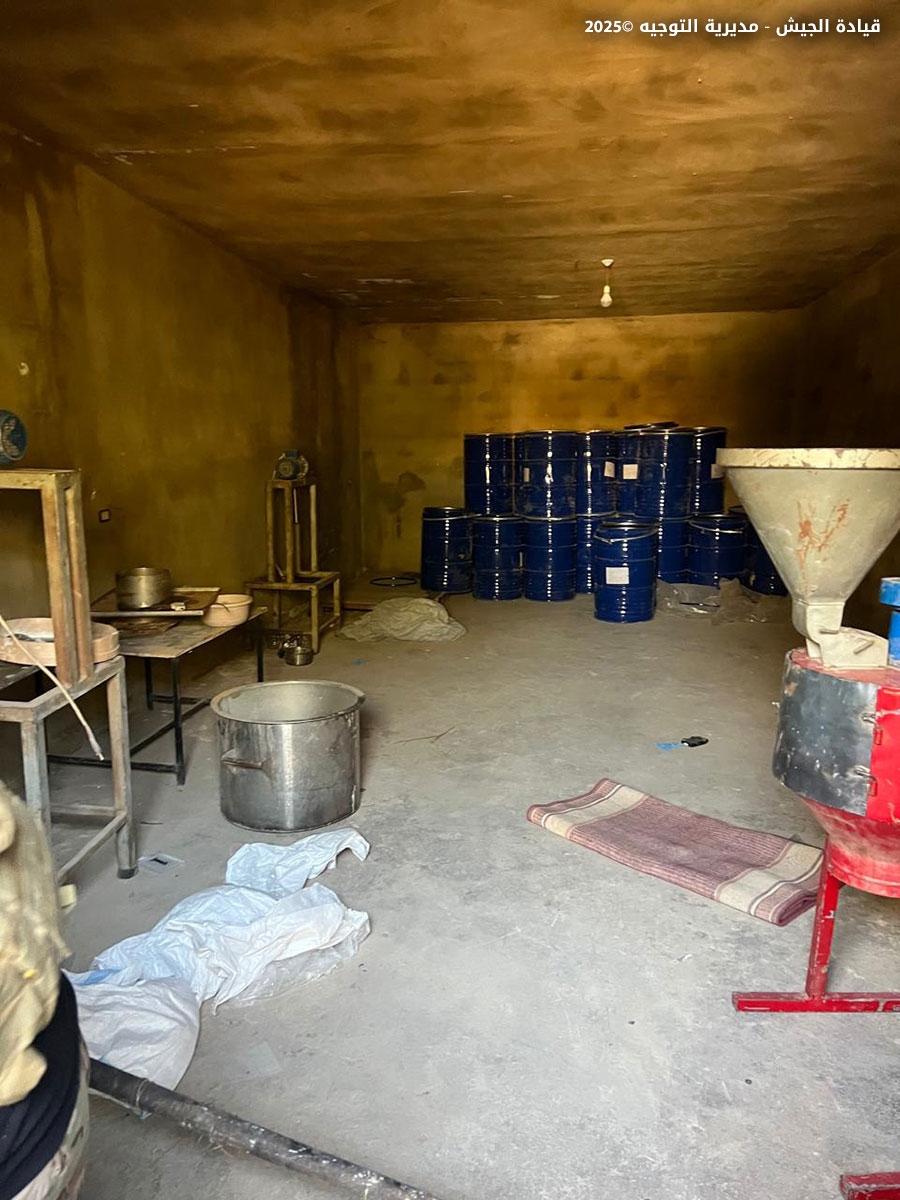 بالصور: دهم مصنع كبتاغون في القصر... وهذا ما ضُبط