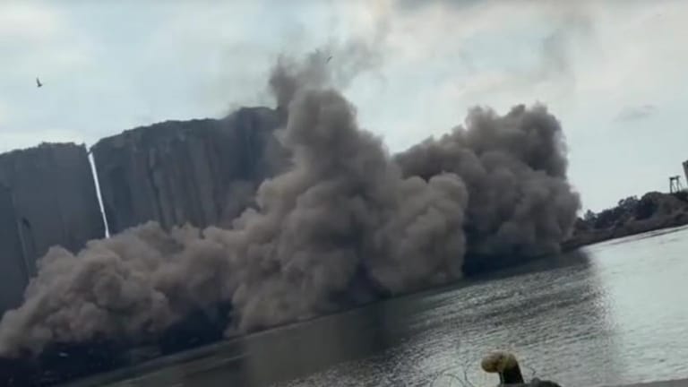 اتجاه الرياح أمس ساهم بتطيير الغبار المتأتي من تساقط جزء من الاهراءات نحو البحر