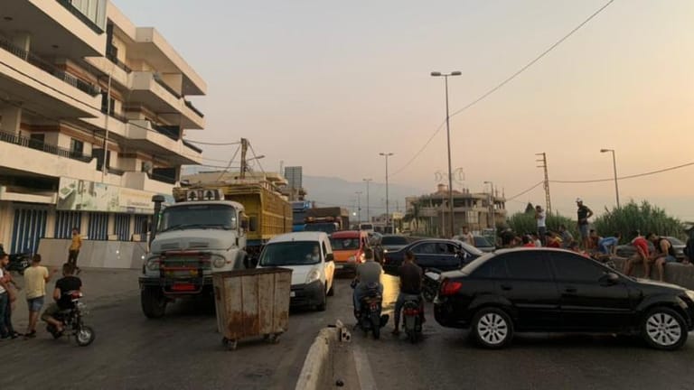 محتجون قطعوا طريق المنية الدولية عند مدخل بحنين