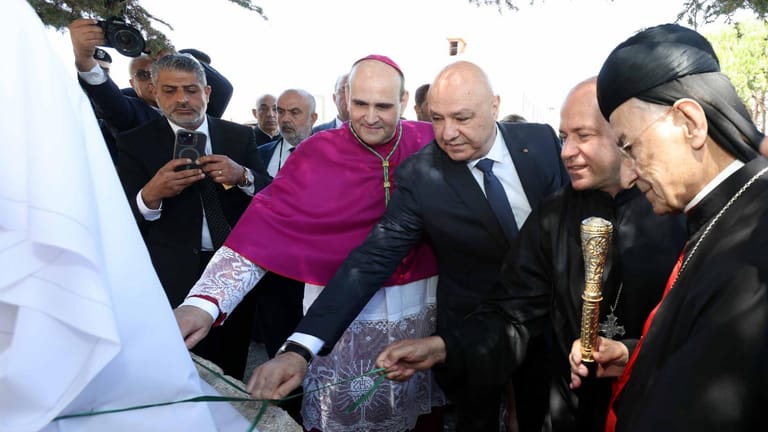 بالصورة: الرئيس يزيل الستار