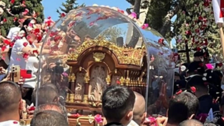 مغدوشة تستقبل ذخائر القديسة تريزيا بالزغاريد والصلوات