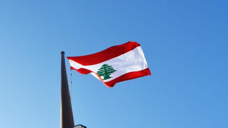 دولة مشلولة لا تحتفل بالاستقلال... والحماس الفرنسي يتراجع