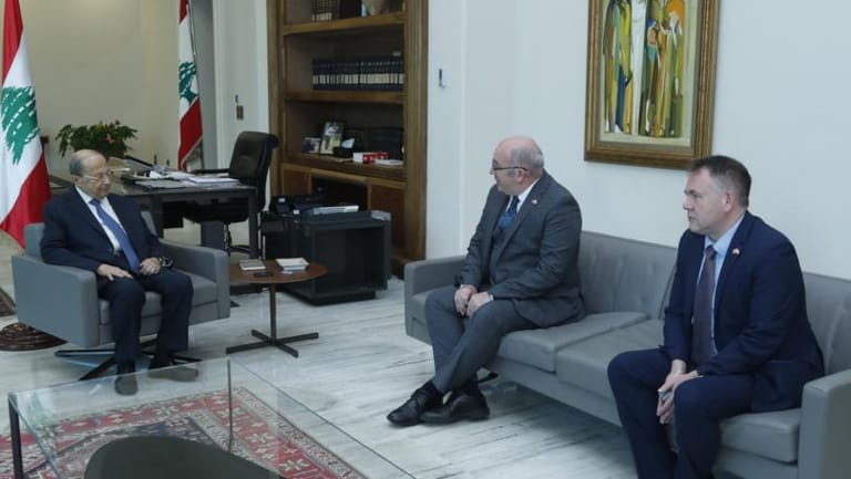 الرئيس عون التقى القائم بأعمال السفارة البريطانية في بيروت الدكتور مارتن لونغدن في زيارة وداعية لمناسبة انتهاء عمله في لبنان