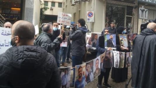 وقفة احتجاجية لعوائل شهداء تفجير مرفأ بيروت أمام منزل وزير الاقتصاد
