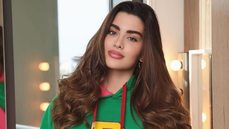 روان بن حسين تثير الجدل بصورتها مع قريب بشار الأسد