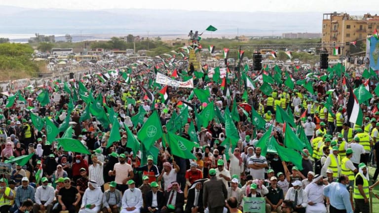 شبهات هزّت الرأي العام: اختفاء مئات الملايين من الدولارات من التبرعات لأهالي غزة