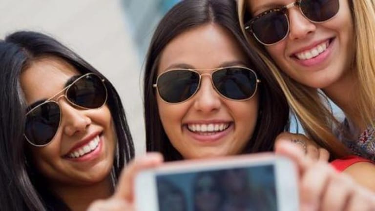 "السيلفي"... وجراحات التجميل