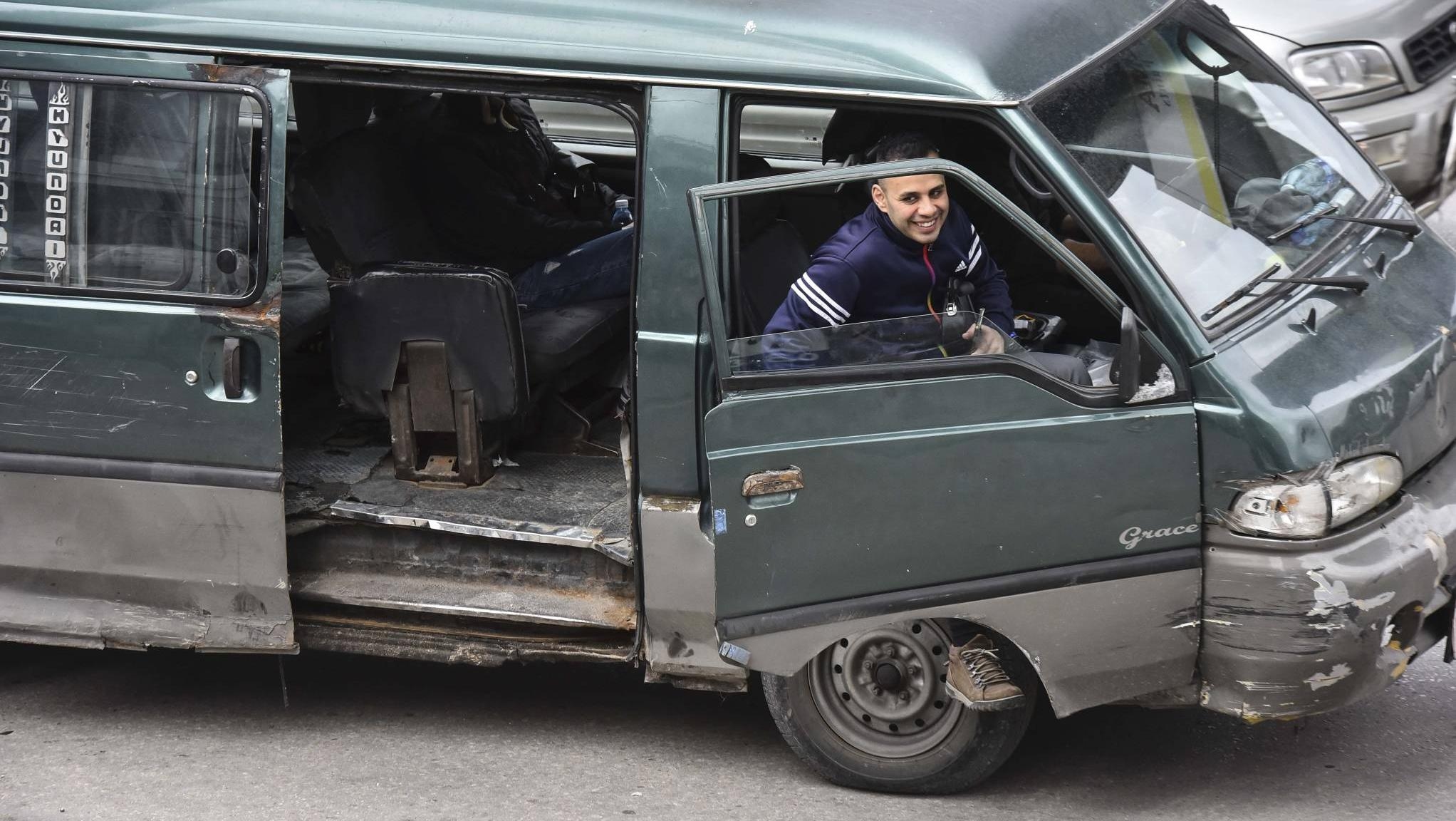 النقل في لبنان: شرعي ومزوّر و"مهرهر"