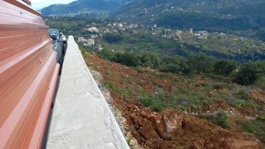 بالصور: جبلٌ في لبنان يزحل...