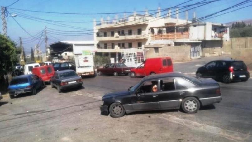 قطع طريق الضنية - طرابلس احتجاجاً على الأوضاع المعيشية