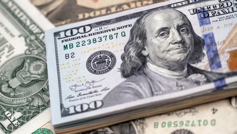 "معك دولار؟"... إليك قصّته