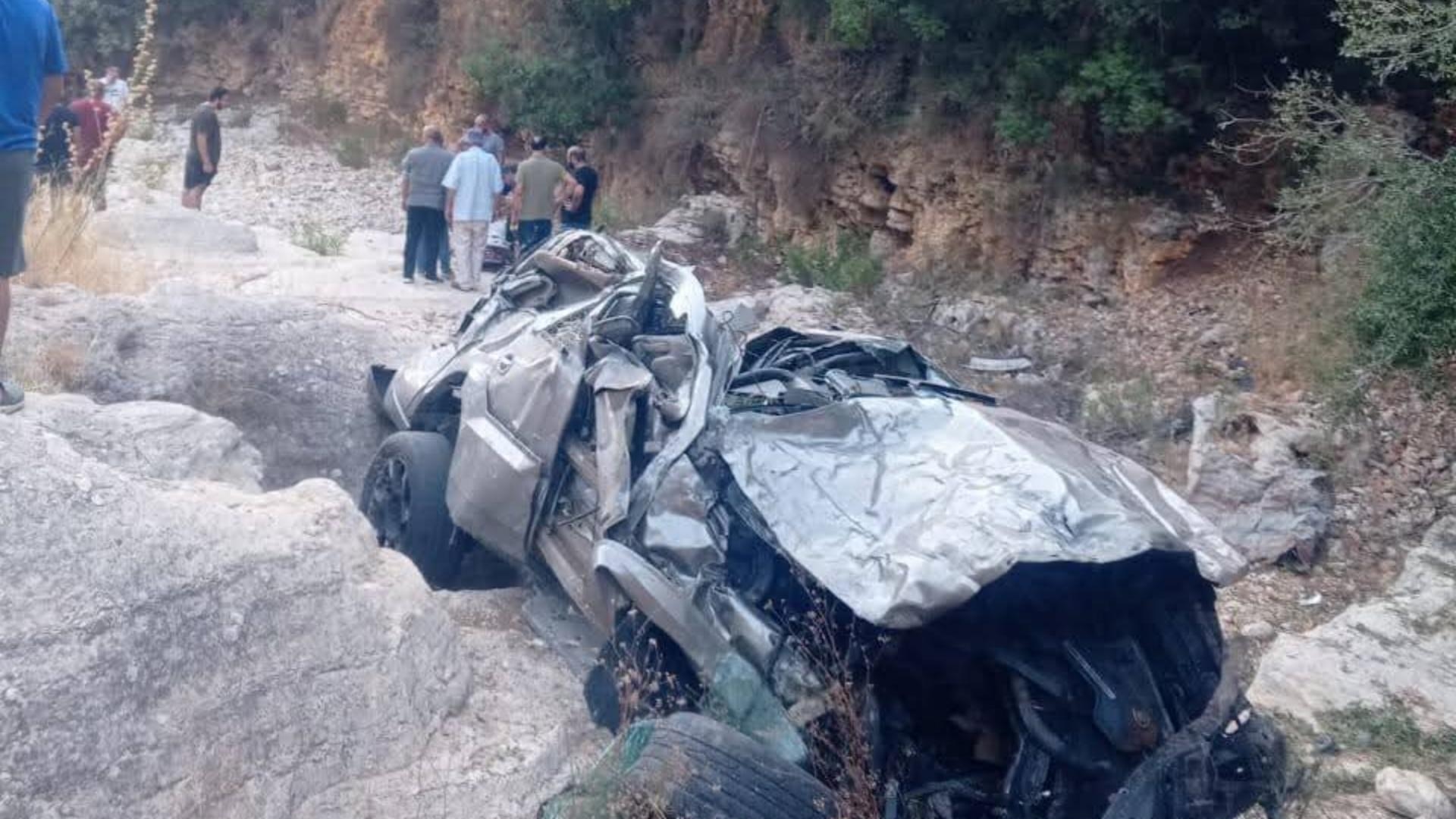 ضحيّة جديدة لحوادث السير... بالصّور: انقلاب سيّارة في وادٍ