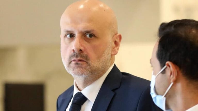 وزير الداخلية للسجناء: "تلقحوا كرمالي!"