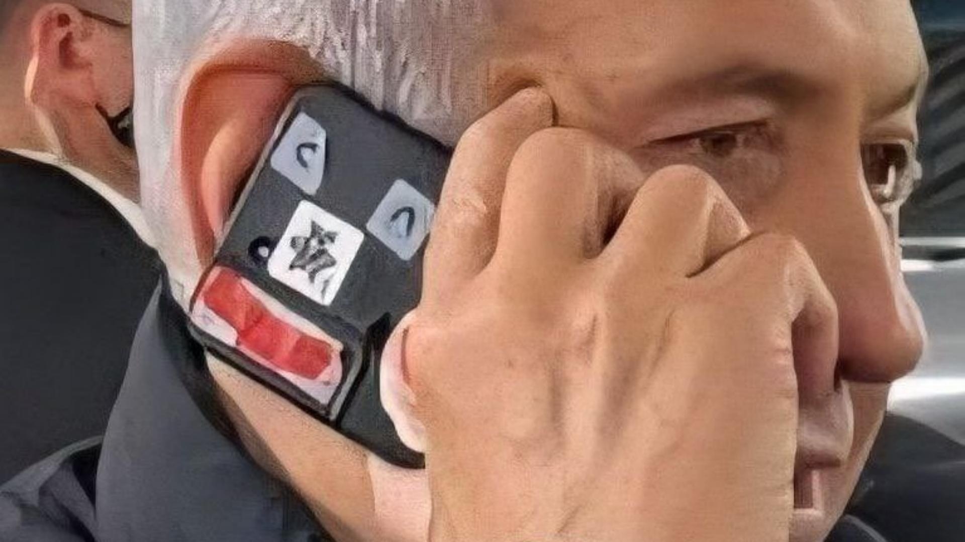 Photo: Netanyahu Covers His Phone Camera