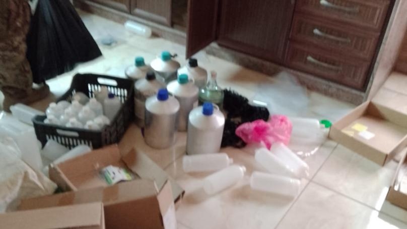 بالصّور: دهم منزل مطلوب.. وهذا ما تمّ ضبطه!