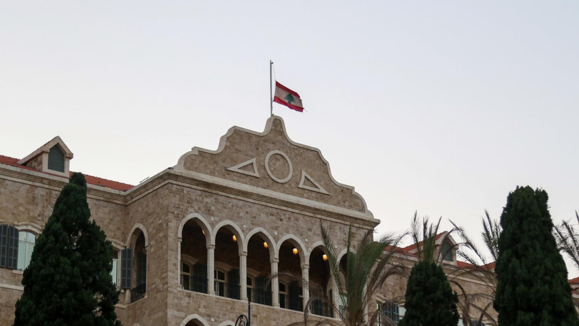 بالصور: تنكيس الأعلام فوق السراي