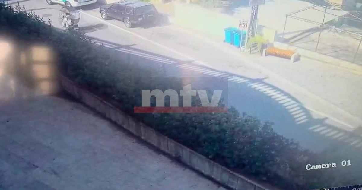 بالفيديو: طارت دولاراته على الدراجة النارية....