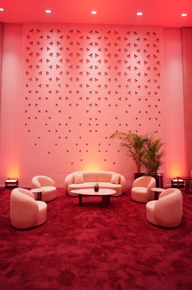 جيلبير حداد... مصمّم الحفلات الذي أضفى سحرًا على عرض إيلي صعب في الرياض