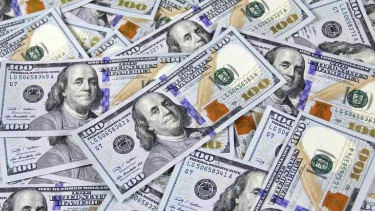 يُهرّبان الدولار عبر الشعر المستعار...