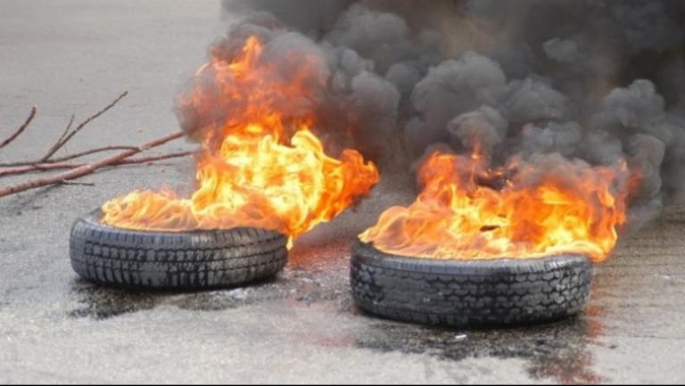 محتجّون قطعوا طريق شتورا بالاطارات المشتعلة