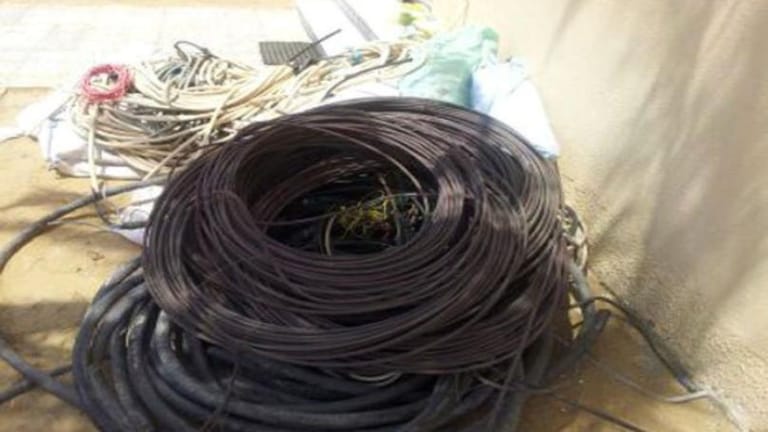 ضبط كمية من الأسلاك الكهربائية المقطعة... وفرار الفاعلين