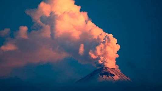 بركان روسي يقذف عموداً من الرماد ارتفاعه 4 كيلومترات