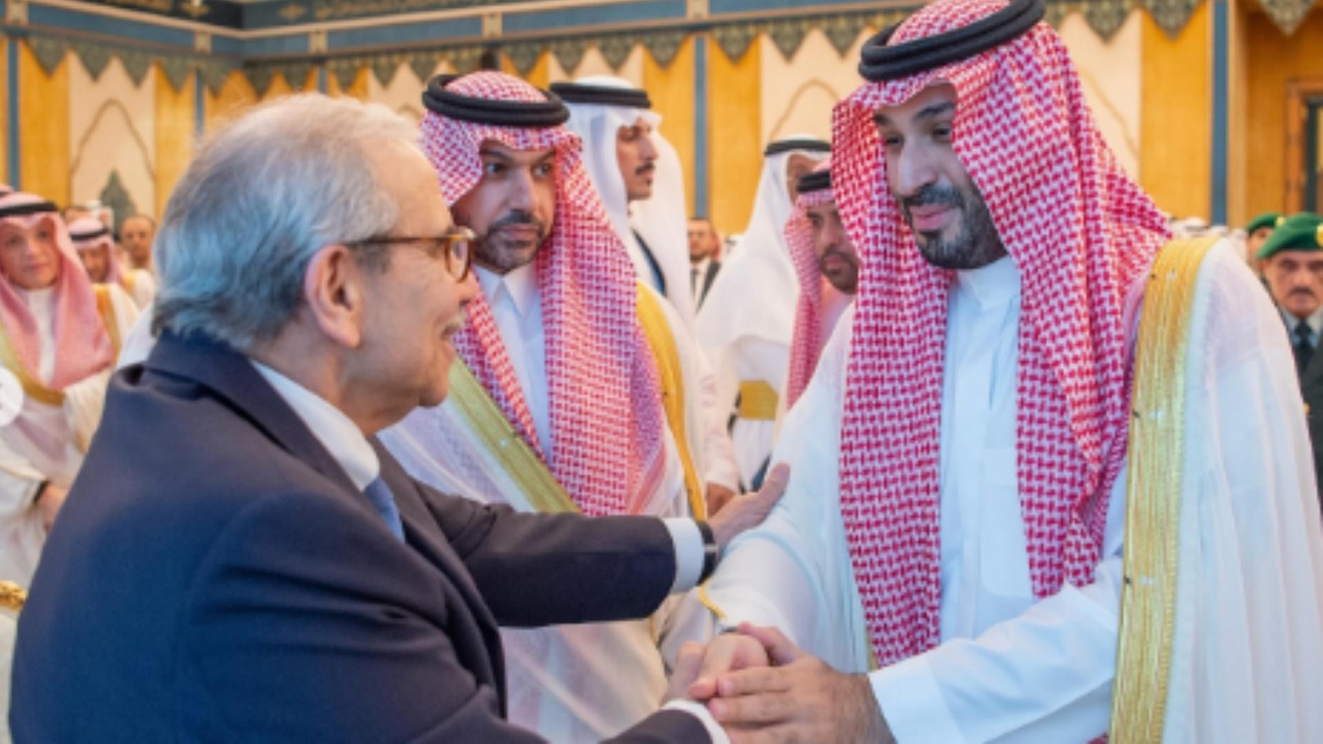 بالصّور... سلام مع ولي العهد السعودي: صلاةٌ ومصافحة