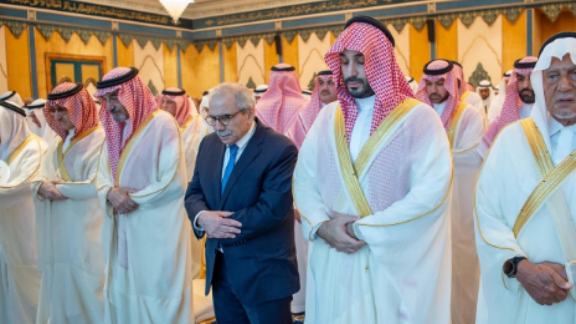 بالصّور... سلام مع ولي العهد السعودي: صلاةٌ ومصافحة