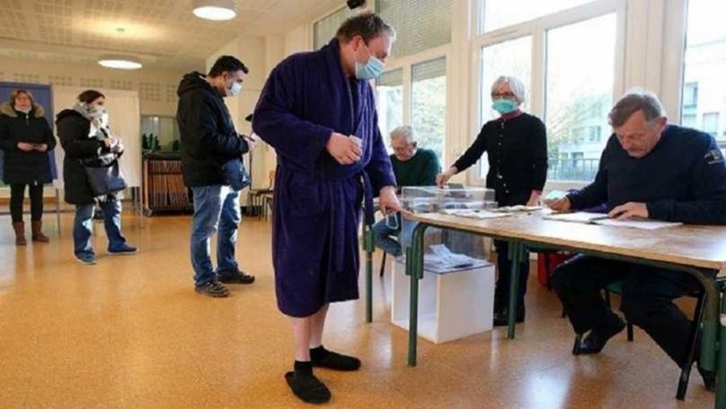 بالصور: ناخب فرنسي من "الحمام" إلى مركز الاقتراع!