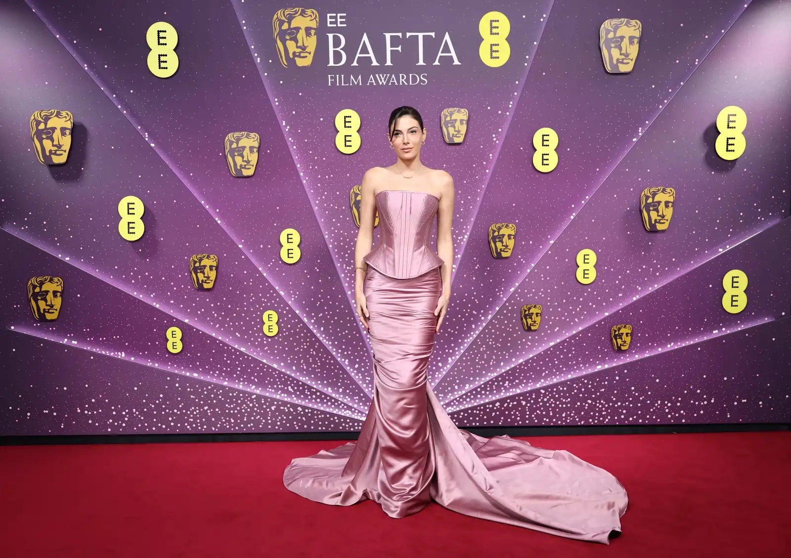 بينهن مونيكا بيلوتشي وإيما ستون... تعرفوا على أبرز إطلالات الـ بافتا 2026