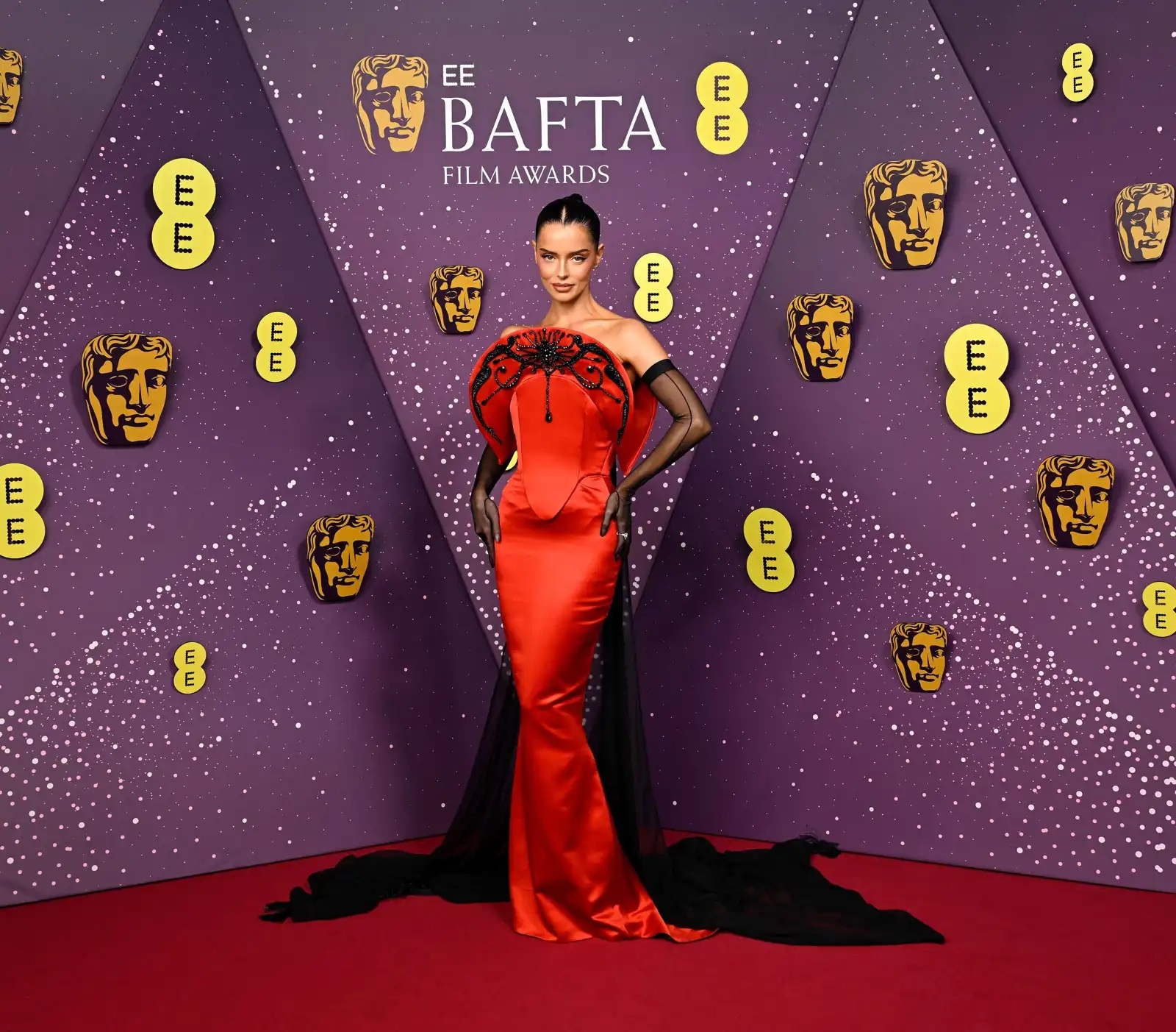 بينهن مونيكا بيلوتشي وإيما ستون... تعرفوا على أبرز إطلالات الـ بافتا 2026