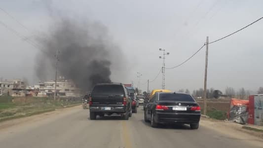 Protesters block Deir Znoun road to traffic