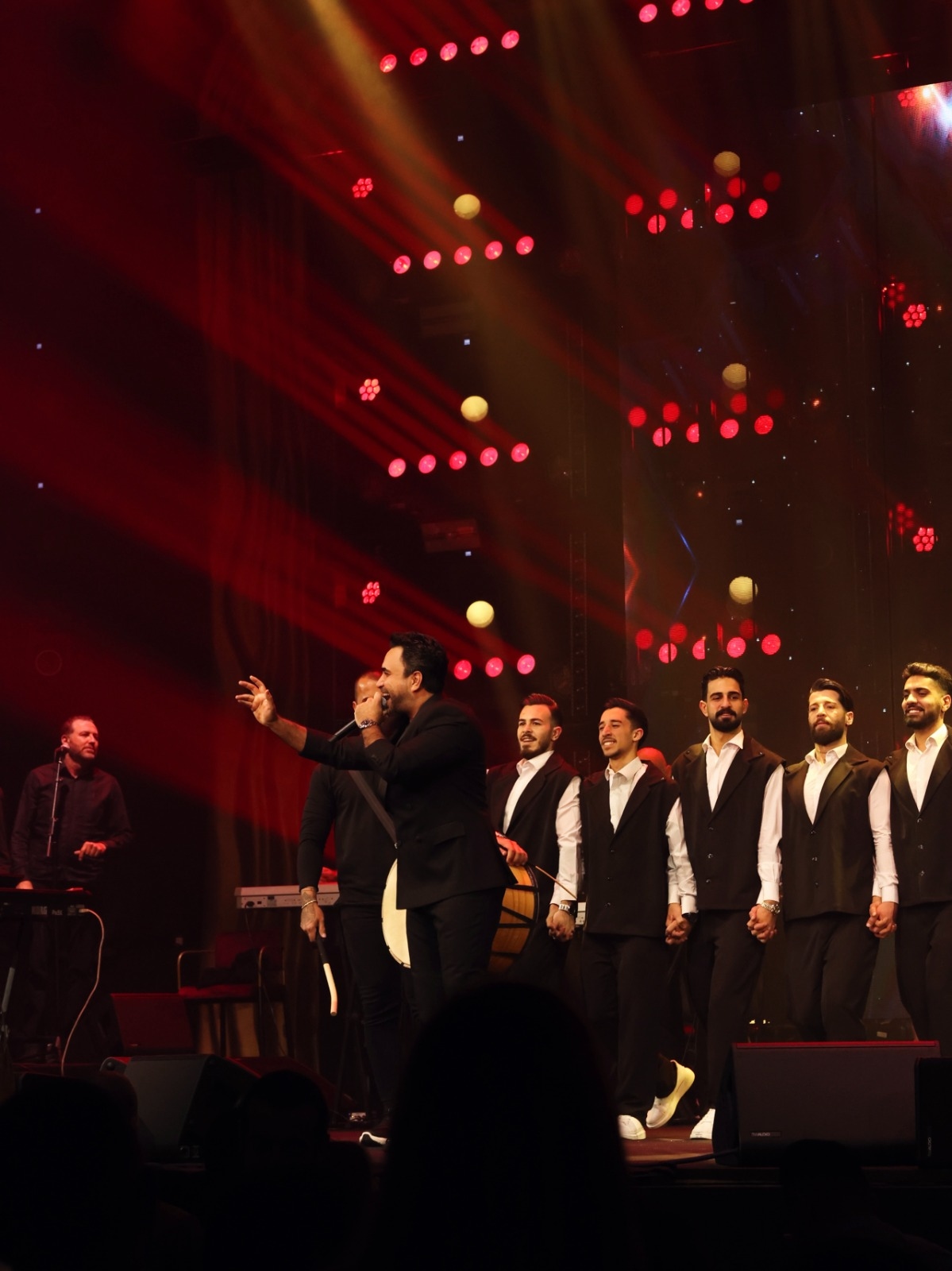 بيروت تضجّ فنًّا وحماسةً على وقع صوت وأجواء نادر الأتات