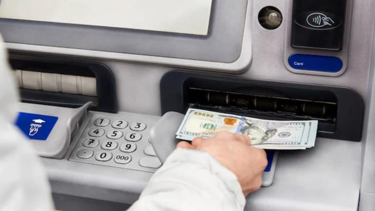 قيود على التحاويل والسحوبات الثلاثاء؟ التفاصيل في النشرة المسائية