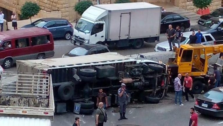 بيان لأهالي الكّحالة: مسلّحون أطلقوا النار على أهالي الكحالة ما أدى الى مقتل شاب واتخذنا قراراً بإبقاء قطع الطريق بالاتجاهين