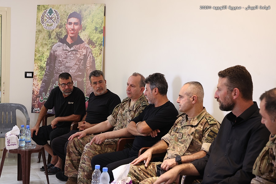 بالصور: بعد التفجير... قائد الجيش في وادي زبقين