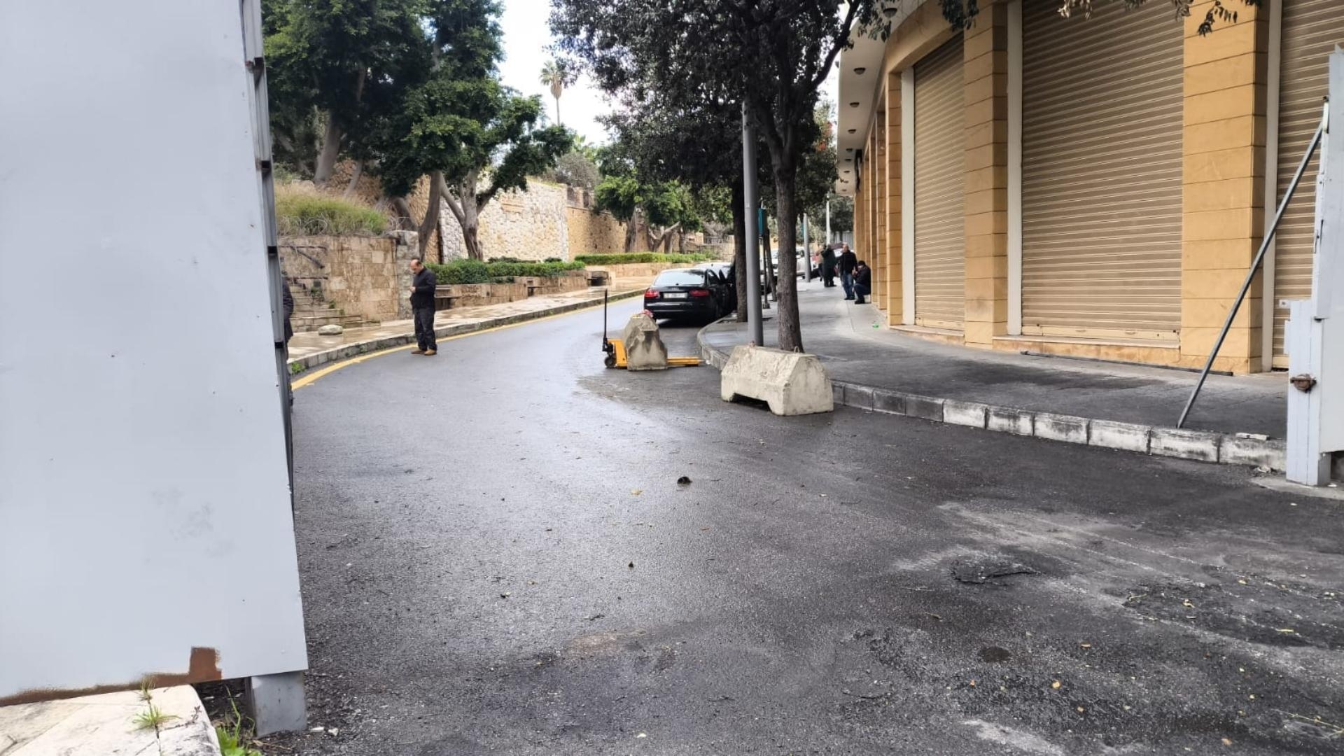 Photos: 'Bye-Bye' to the Barriers at the Government Palace