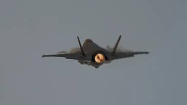 كيف ينجو الطيار بعد إصابة طائرته؟