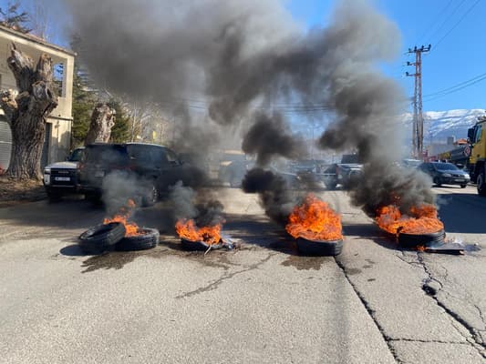 قطع طريق فاريا... وأهالي حراجل: لضرورة التكاتف والتهدئة