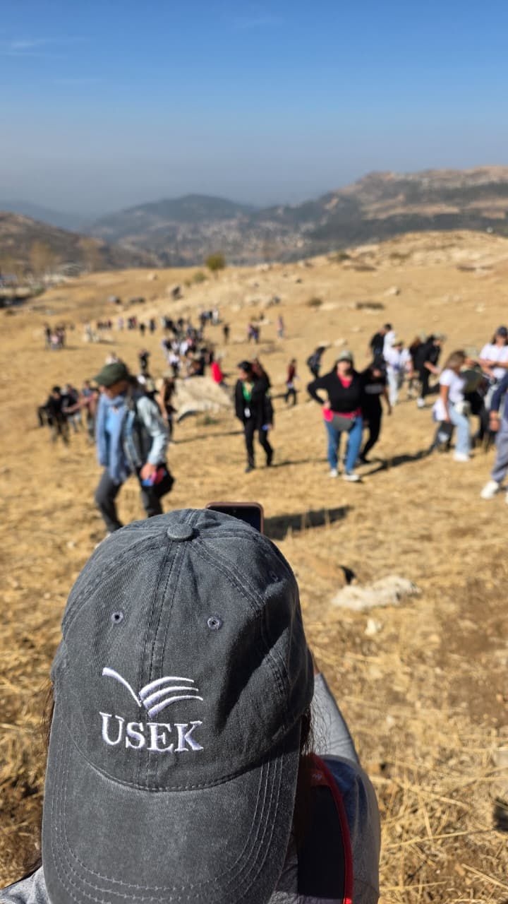 جامعة الروح القدس - الكسليك تشارك في تشجير جبل صنين: تقليد سنويّ يعزّز دورها البيئي والرابط مع خرّيجيها