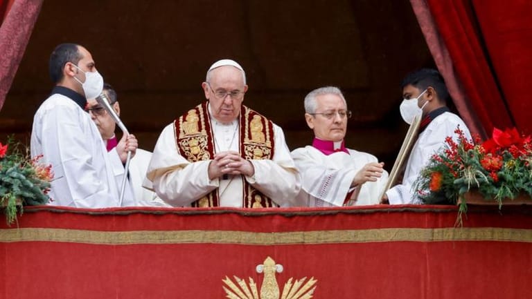 Shun Polarization, Try Dialogue to Heal Divided World, Pope Says at Christmas