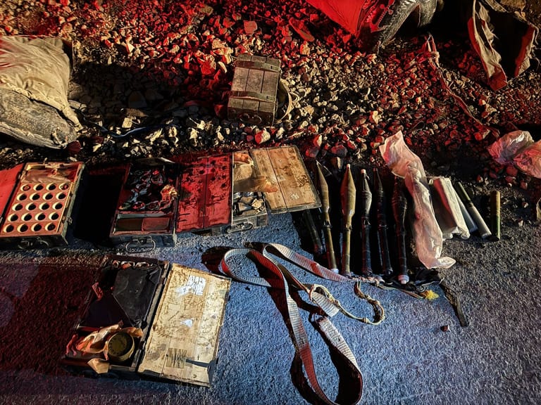 بالصور: سلاح من سوريا إلى لبنان... ماذا ضُبط على جبل الشيخ؟