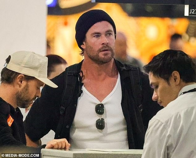 هيمسوورث يبدأ الترويج لـ "إكسترا أكشن 2"... من بلده!