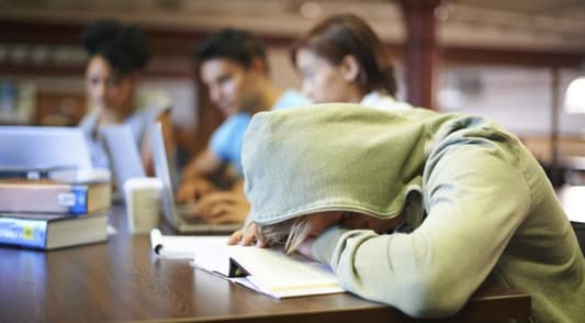 Psychologist Urges Teens to Adopt Strict Sleep Schedule to Support Mental Health