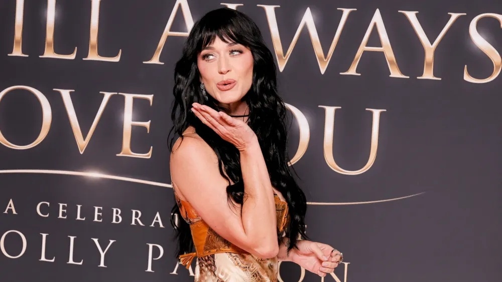 كاتي بيري توجّه رسالة مؤثرة إلى دوللي بارتون في حفل تكريمها