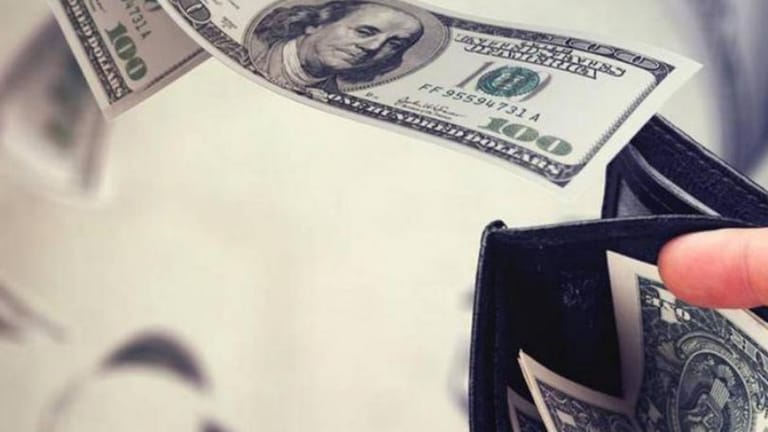 الدولار "يطير".. نحو الإرتطام الكبير