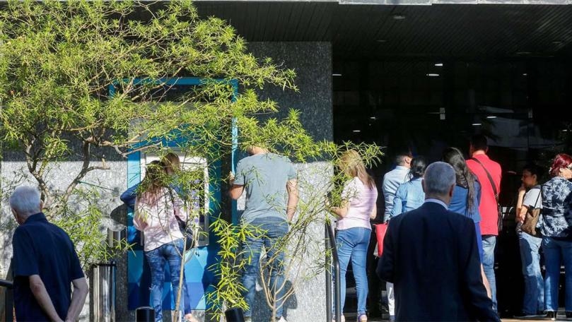 البنوك "تأكل حصرم" والمودعون "يضرسون"